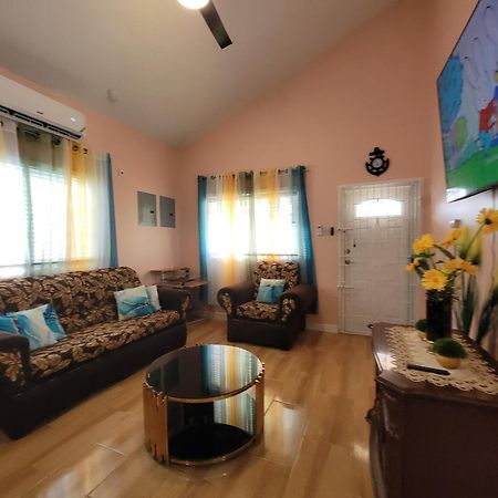 Comfortable Strategic Lodging Quarters Spanish Town Екстер'єр фото