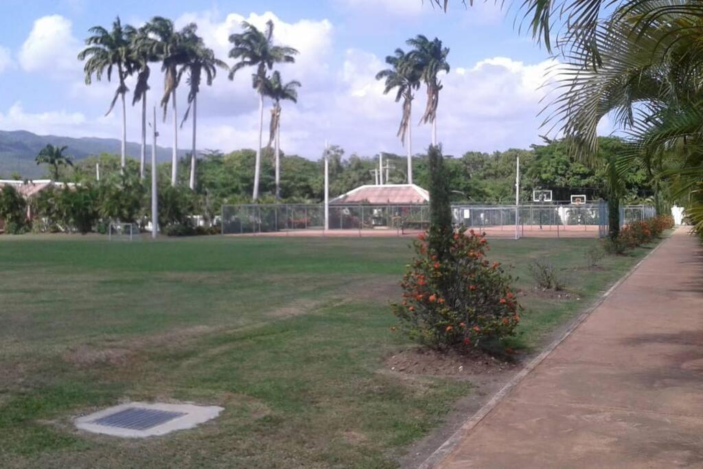 Comfortable Strategic Lodging Quarters Spanish Town Екстер'єр фото