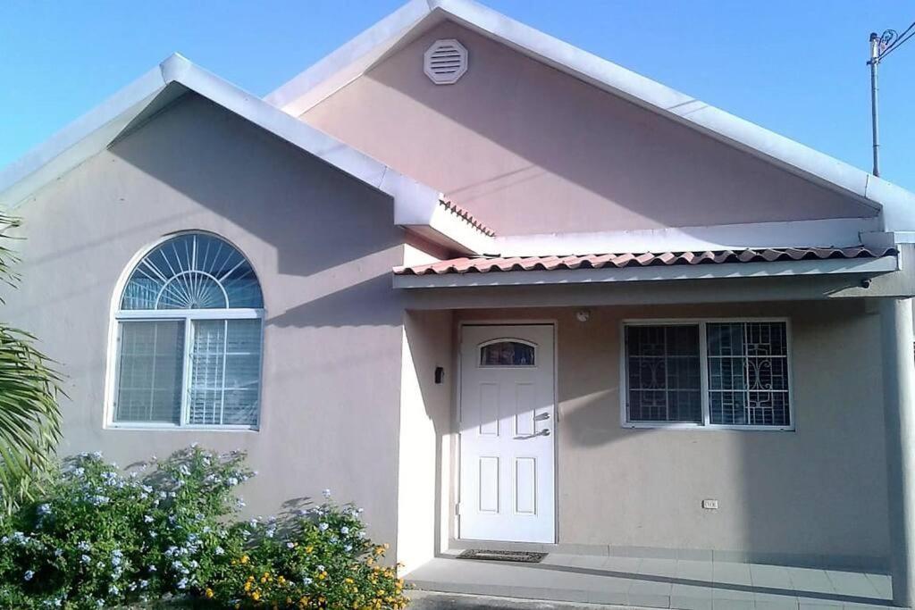 Comfortable Strategic Lodging Quarters Spanish Town Екстер'єр фото