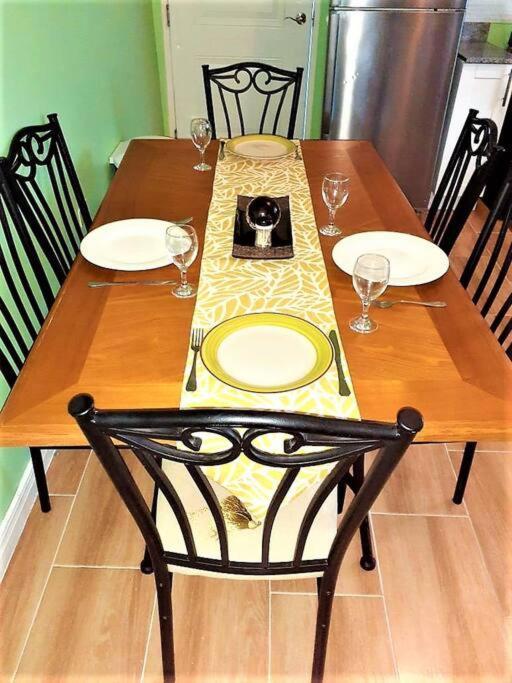 Comfortable Strategic Lodging Quarters Spanish Town Екстер'єр фото