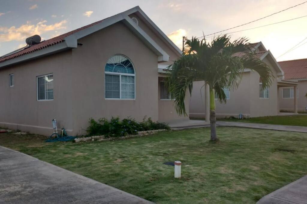Comfortable Strategic Lodging Quarters Spanish Town Екстер'єр фото