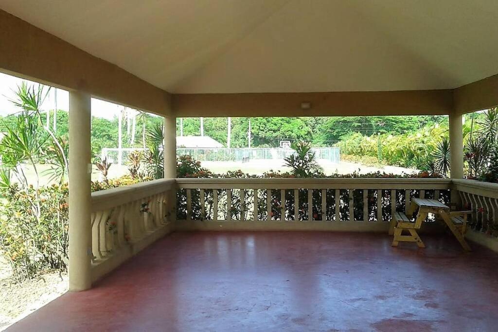 Comfortable Strategic Lodging Quarters Spanish Town Екстер'єр фото