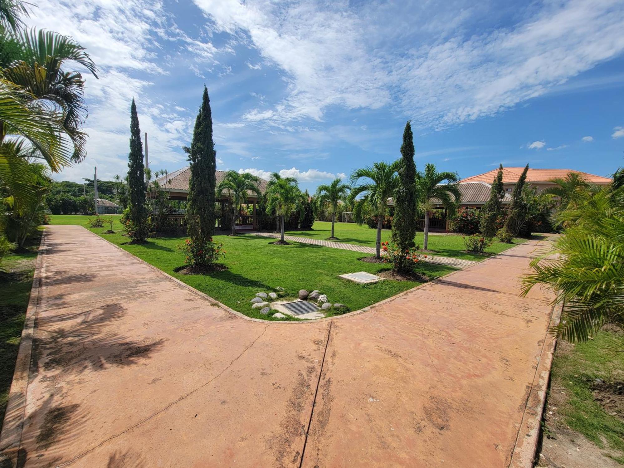Comfortable Strategic Lodging Quarters Spanish Town Екстер'єр фото