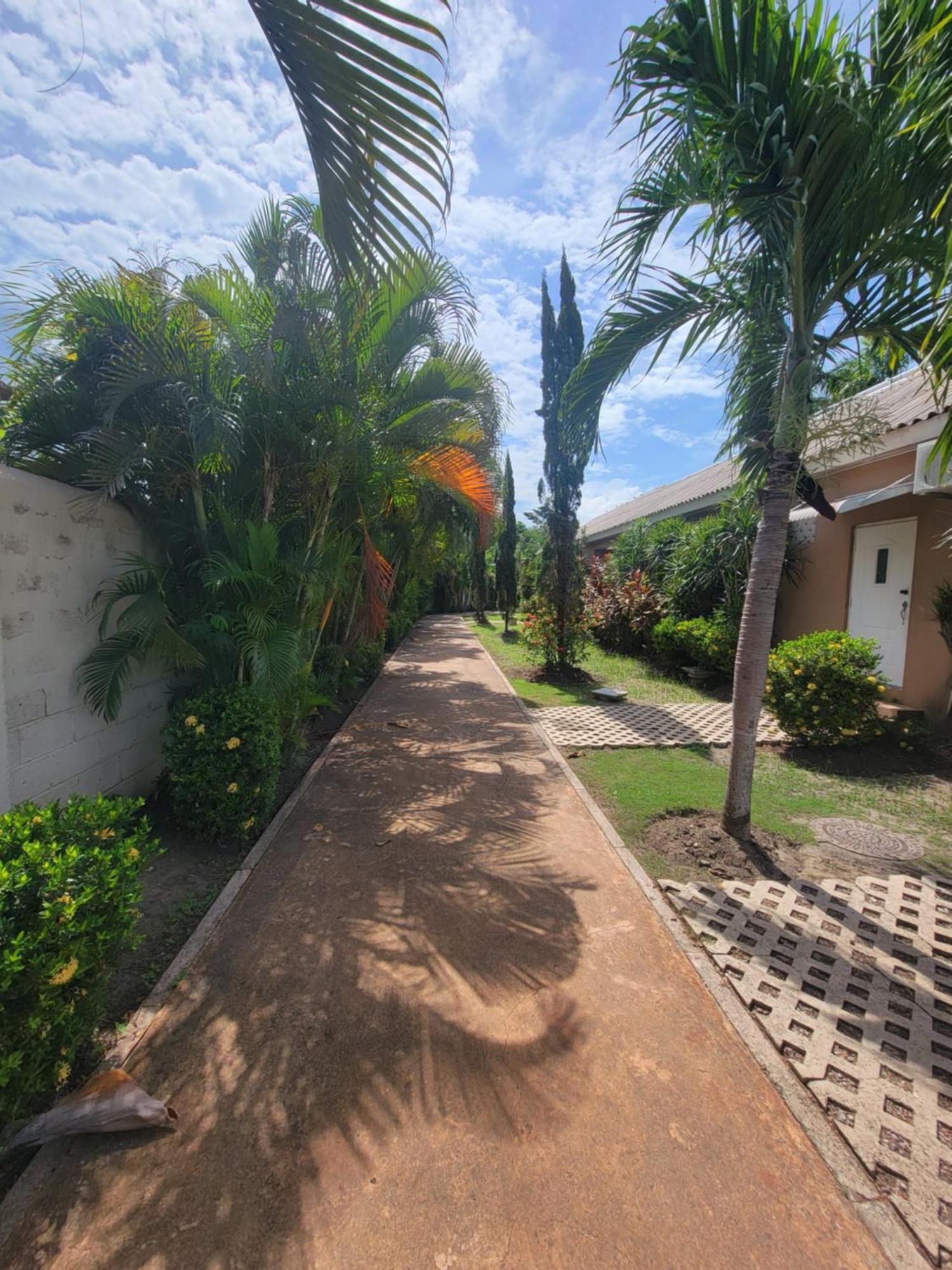 Comfortable Strategic Lodging Quarters Spanish Town Екстер'єр фото