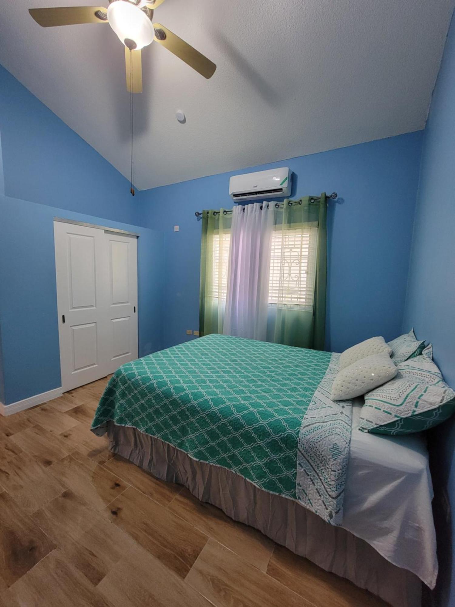 Comfortable Strategic Lodging Quarters Spanish Town Екстер'єр фото