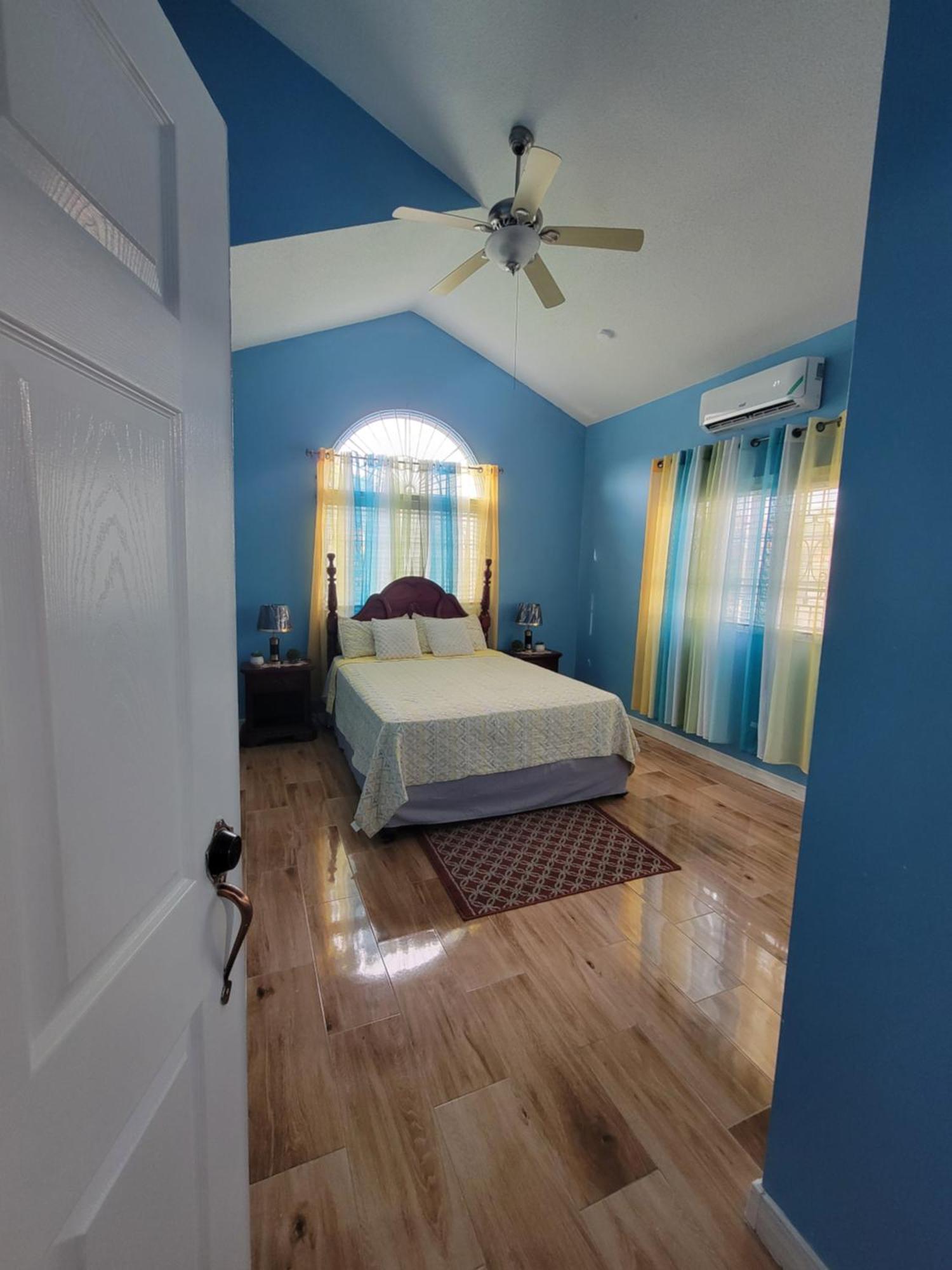 Comfortable Strategic Lodging Quarters Spanish Town Екстер'єр фото