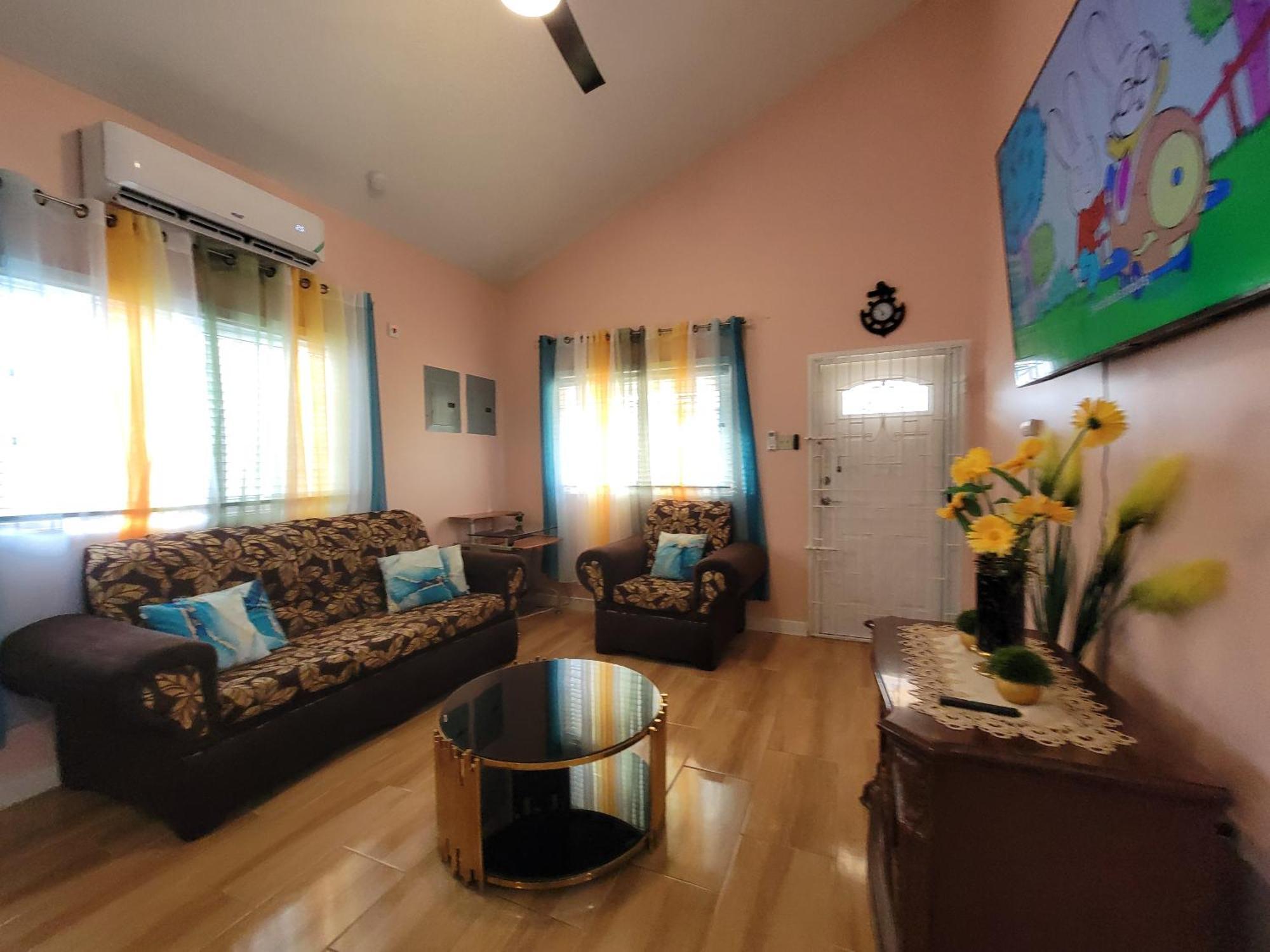 Comfortable Strategic Lodging Quarters Spanish Town Екстер'єр фото